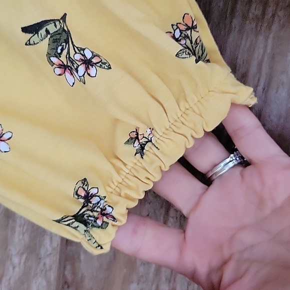 Ardene x Kendall & Kylie Size Medium Yellow Floral Printed Crop Top NWT - Picture 4 of 8